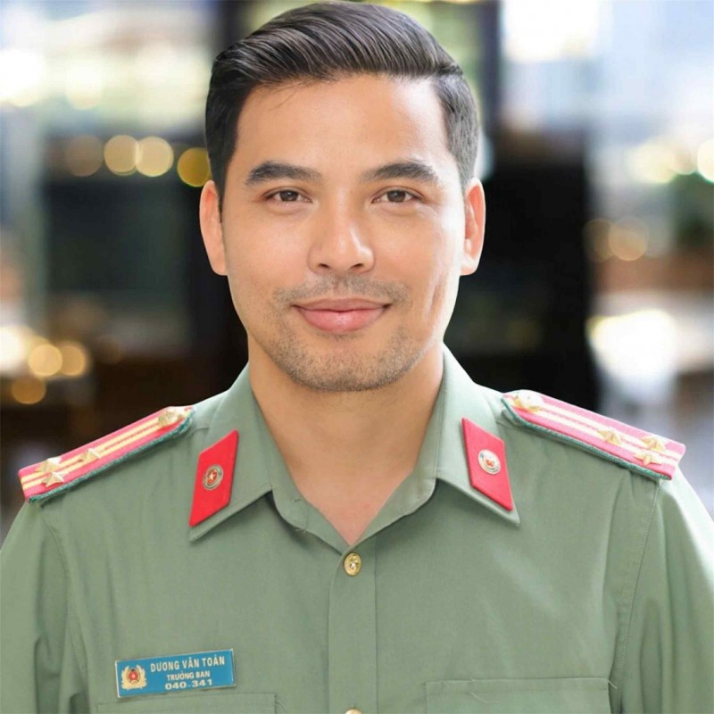 Dương Bình Nguyên (tên thật: Dương Văn Toàn) sinh năm 1979 tại Thái Nguyên, tốt nghiệp Học viện An ninh nhân dân, hiện đang mang quân hàm Thượng tá, Trưởng Ban Chuyên đề, Truyền hình Công an nhân dân (ANTV), Bộ Công an. Dương Bình Nguyên (tên thật: Dương Văn Toàn) sinh năm 1979 tại Thái Nguyên, tốt nghiệp Học viện An ninh nhân dân, hiện đang mang quân hàm Thượng tá, Trưởng Ban Chuyên đề, Truyền hình Công an nhân dân (ANTV), Bộ Công an.