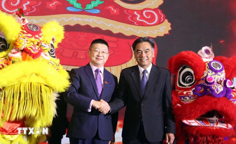 Ổng Nguyễn Lộc Hà (trái), Phó Chủ tịch Thường trực Ủy ban Nhân dân Thành phố Hồ Chí Minh và ông Đường Lập (phải), Tổng lãnh sự Trung Quốc tại Thành phố Hồ Chí Minh, chúc mừng kỷ niệm 76 năm thiết lập quan hệ ngoại giao Việt Nam- Trung Quốc. 