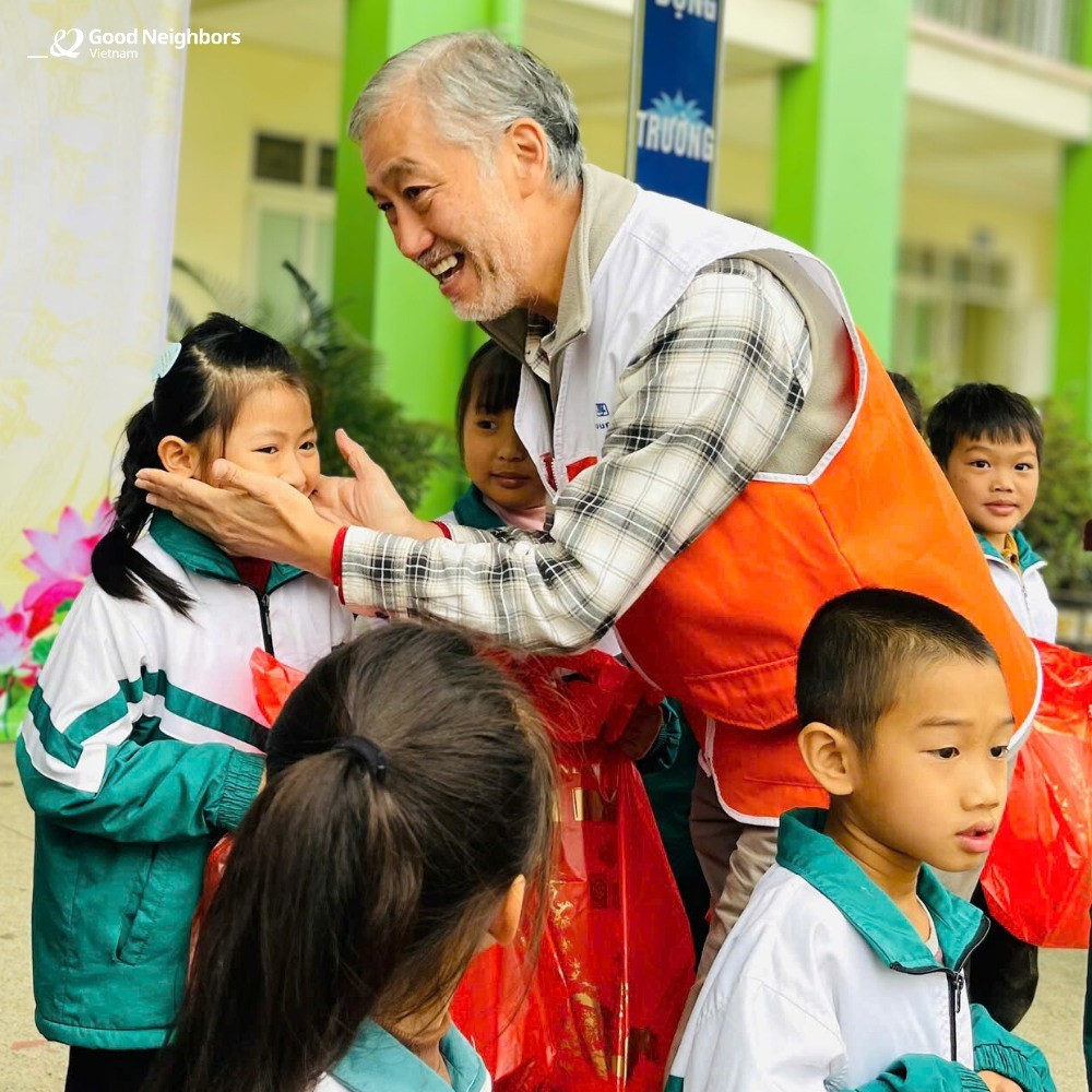 GNI trao 388 đôi giày cho học sinh vùng khó khăn tại Tuyên Quang