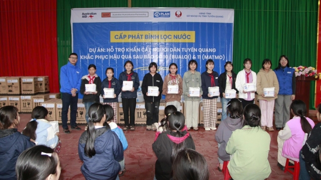 Plan International Việt Nam trao gói hỗ trợ thiết yếu cho người dân Tuyên Quang