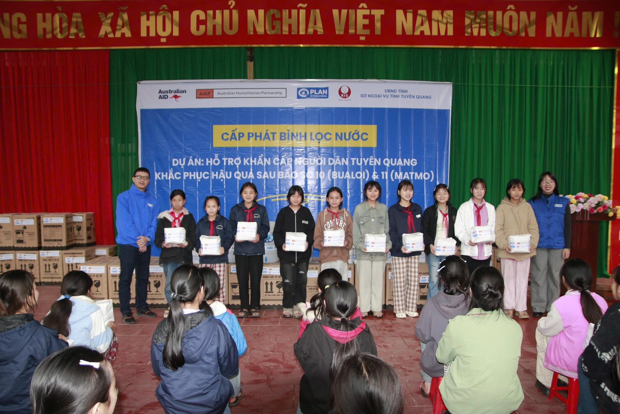 Chương trình trao tặng gói đồ dùng cá nhân dành cho phụ nữ tại xã Tân Quang.