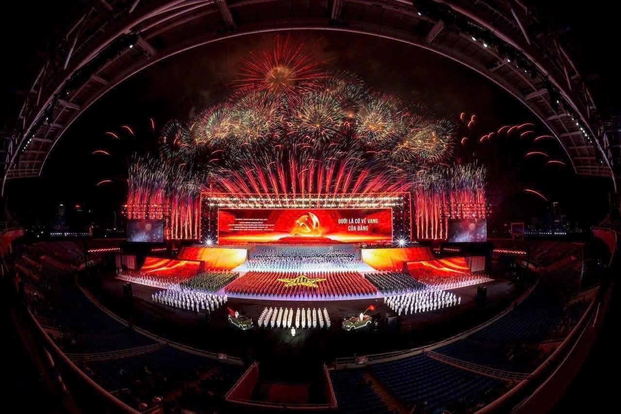 Màn trình diễn pháo hoa nghệ thuật đặc sắc quy mô lớn như bản hòa ca hùng tráng chào mừng thành công Đại hội đại biểu toàn quốc lần thứ XIV của Đảng. (Ảnh: TTXVN)