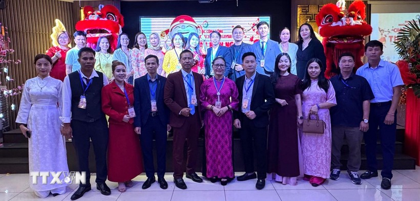 Ban Liên lạc cộng đồng người Việt tại Johor cùng các đại diện Đại sứ quán Việt Nam và Hiệp hội Hữu nghị Malaysia-Việt Nam tại sự kiện. (Ảnh: Ban Liên lạc cộng đồng người Việt tại Johor cùng các đại diện Đại sứ quán Việt Nam và Hiệp hội Hữu nghị Malaysia-Việt Nam tại sự kiện. (Ảnh: