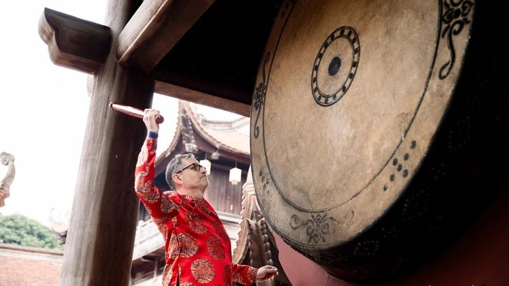 Các đại sứ trải nghiệm Tết Việt: Đánh trống sấm, gói bánh chưng