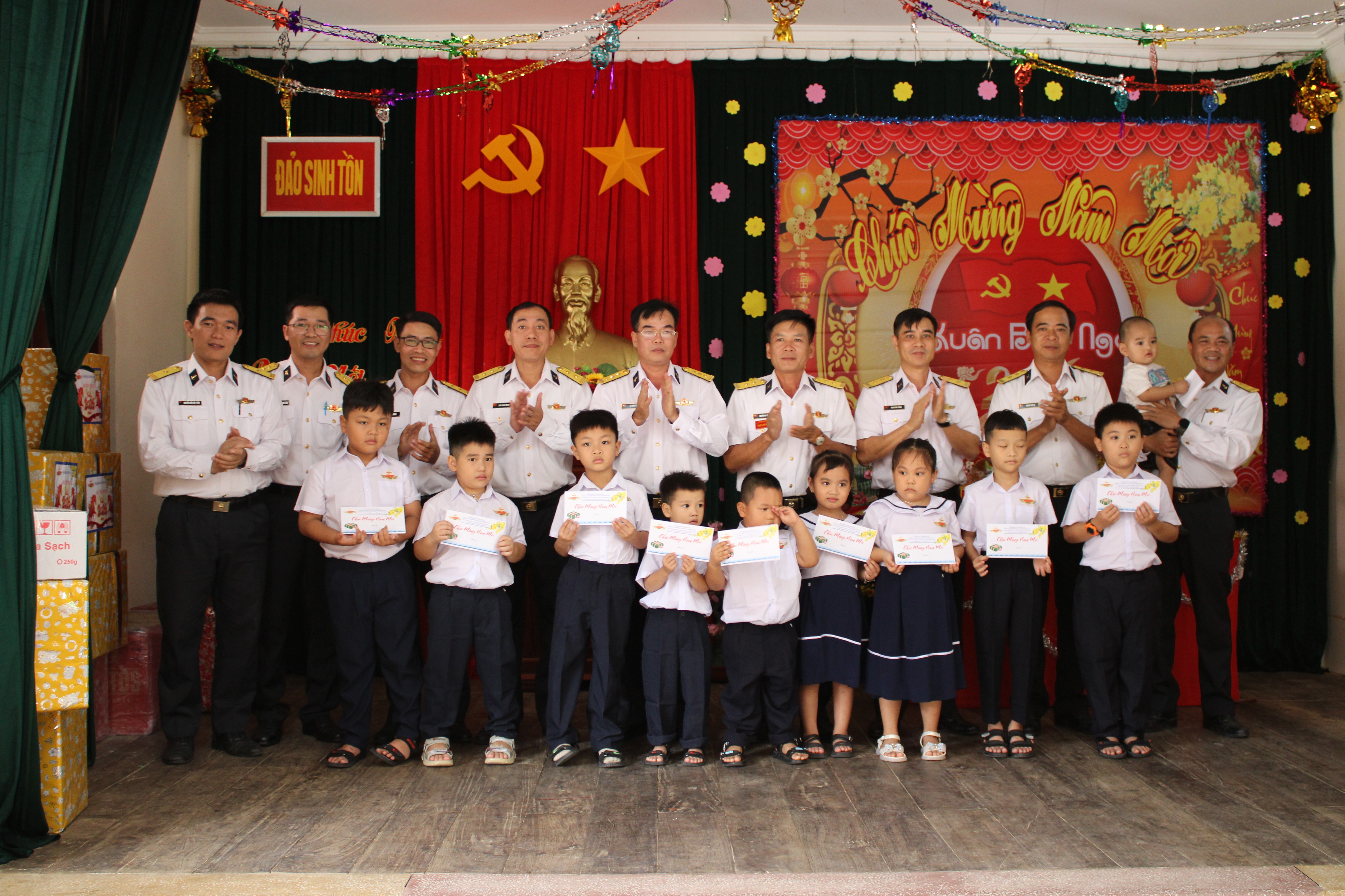 Thăm, động viên, chúc tết và tặng quà quân, dân ở đặc khu Trường Sa