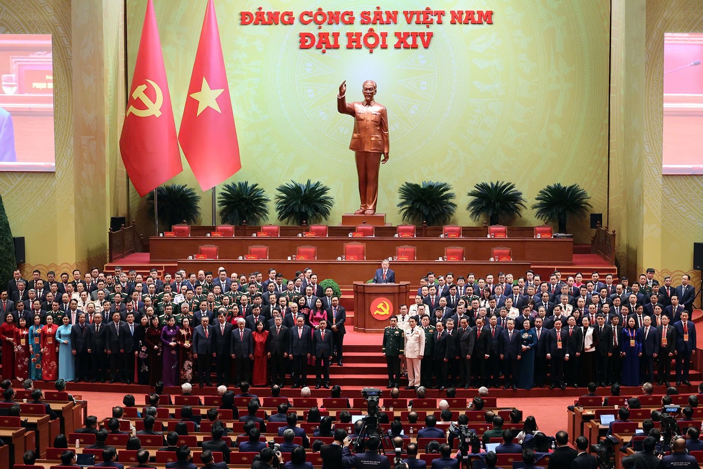 Các Ủy viên Ban chấp hành Trung ương Đảng khóa XIV ra mắt tại Đại hội - Ảnh: VGP