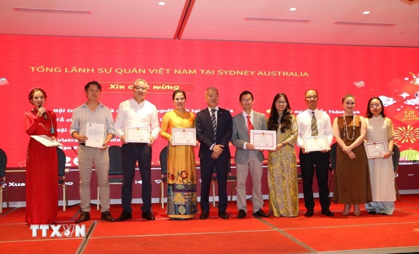 Tổng Lãnh sự Việt Nam tại thành phố Sydney Nguyễn Thanh Tùng (thứ 5 từ trái sang) vinh danh và trao tặng giấy khen cho các tổ chức và cá nhân đã có những thành tích xuất sắc và đóng góp có ý nghĩa cho cộng đồng. (Ảnh: Thanh Tú/TTXVN)