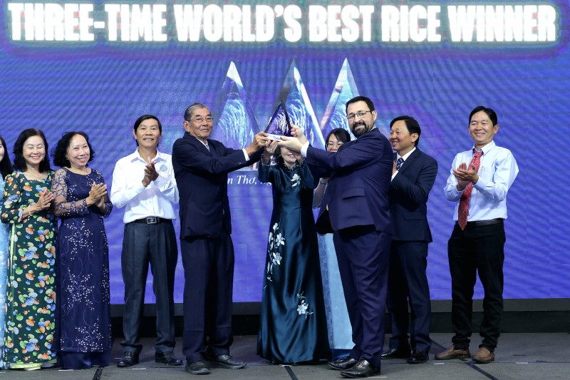 Gạo Ông Cua ST25 của Việt Nam nhận cúp “Gạo ngon nhất thế giới năm 2025”