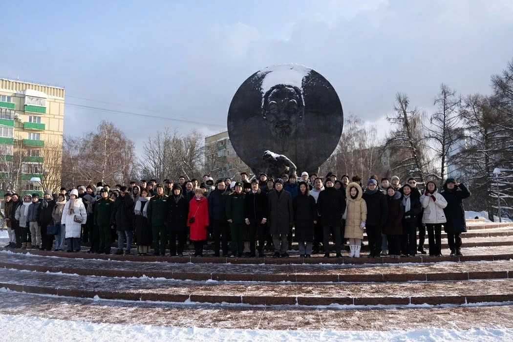 Các đại biểu cùng chụp ảnh lưu niệm dưới chân tượng đài Bác.