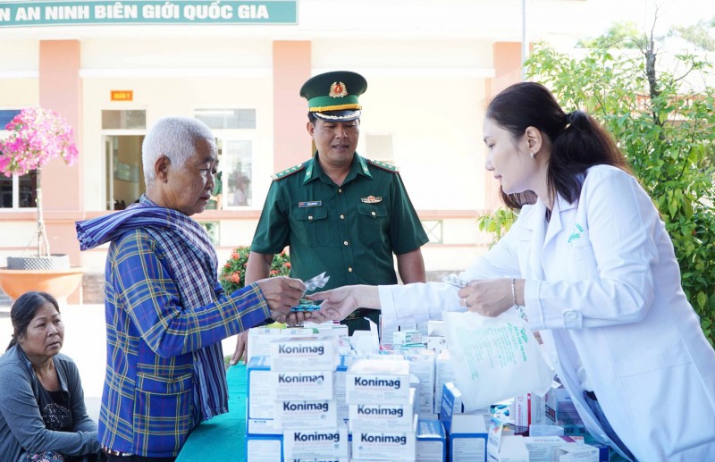 Chăm lo Tết cho các hộ dân có hoàn cảnh khó khăn khu vực biên giới Giang Thành