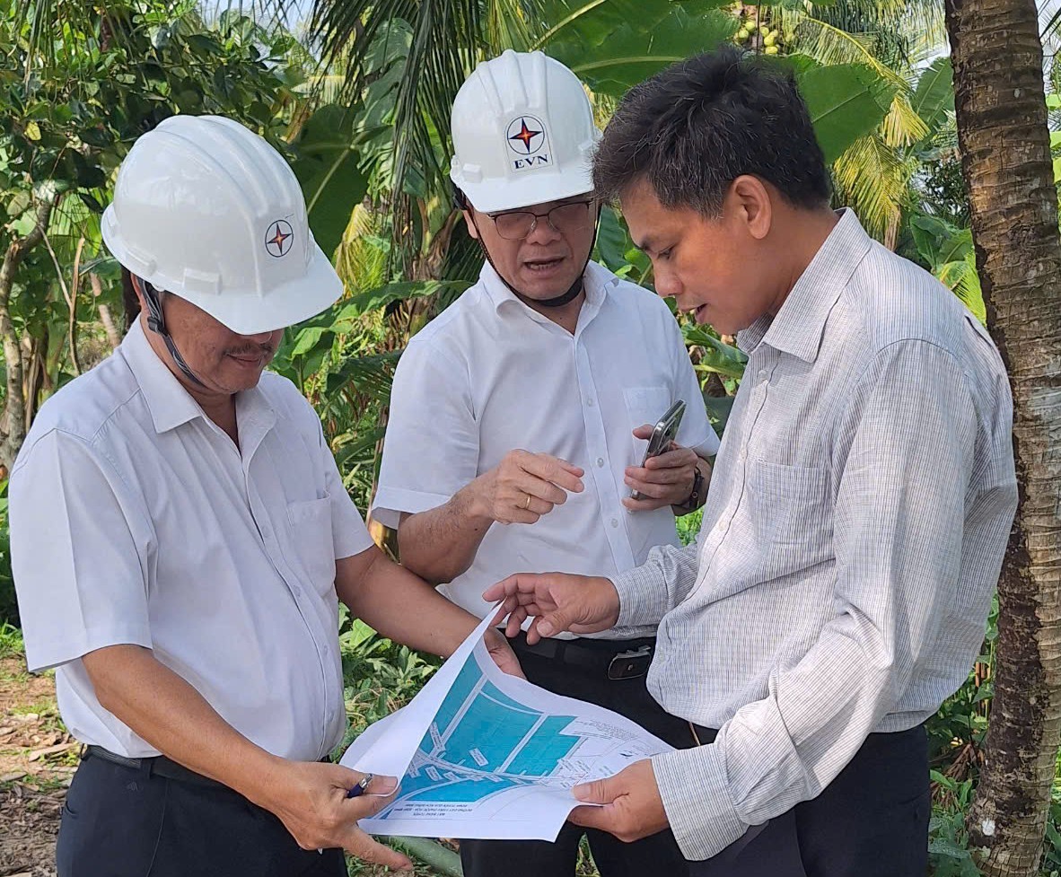 Tổng giám đốc EVNSPC Nguyễn Phước Đức (giữa) đôn đốc tiến độ các công trình đầu tư xây dựng trong những ngày cuối tuần của tháng 1/2026 Tổng giám đốc EVNSPC Nguyễn Phước Đức (giữa) đôn đốc tiến độ các công trình đầu tư xây dựng trong những ngày cuối tuần của tháng 1/2026