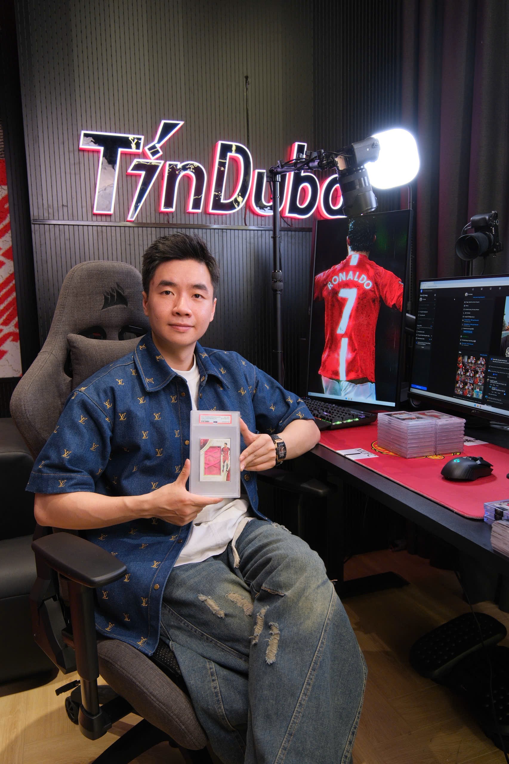 Anh Trần Trung Tín cầm sports card được bảo quản và chấm điểm bởi đơn vị chuyên nghiệp. Anh Trần Trung Tín cầm sports card được bảo quản và chấm điểm bởi đơn vị chuyên nghiệp.