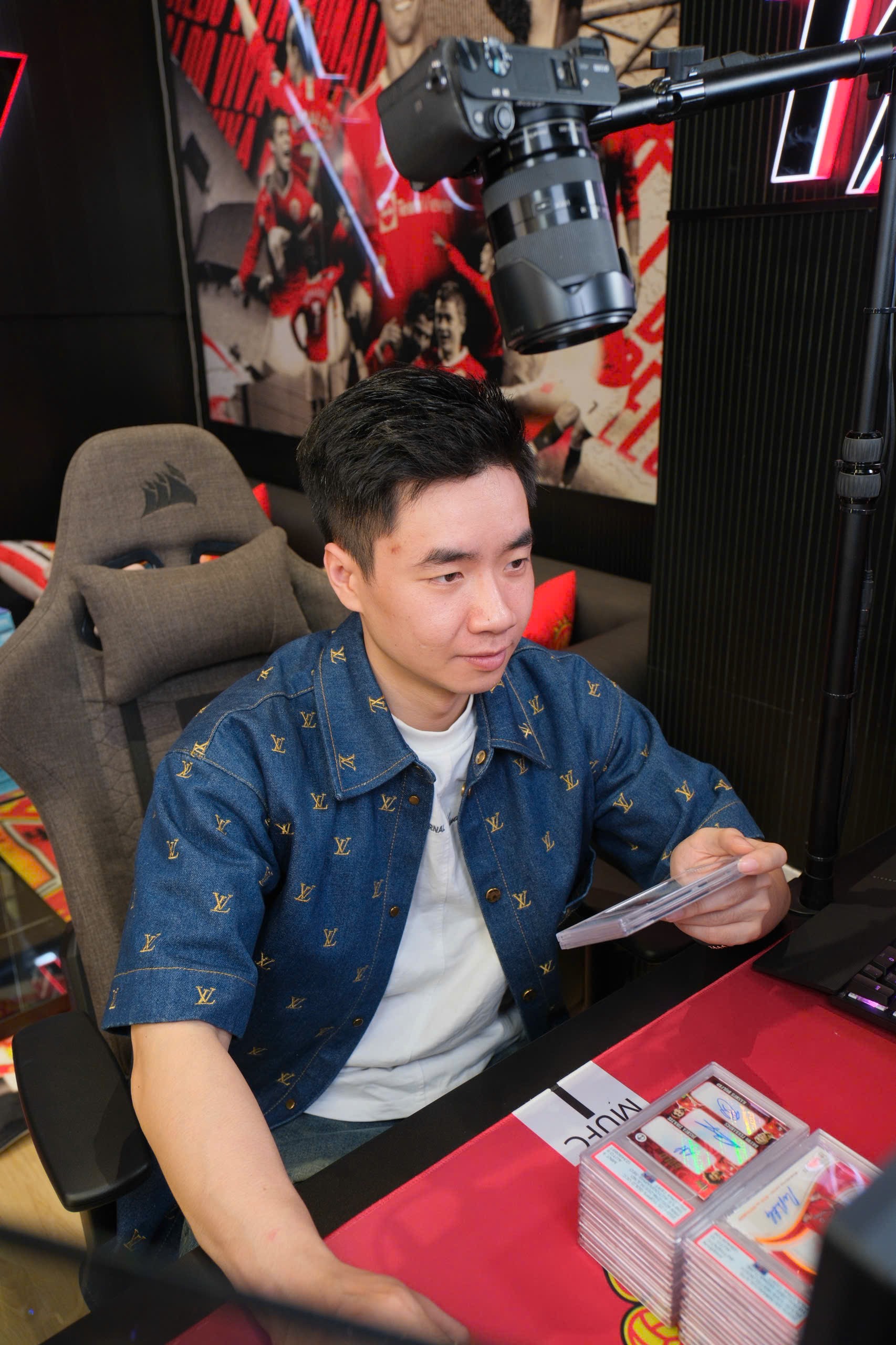 Với anh Tín, mỗi tấm thẻ không chỉ có giá trị sưu tầm mà còn gắn với ký ức về thần tượng Cristiano Ronaldo. Với anh Tín, mỗi tấm thẻ không chỉ có giá trị sưu tầm mà còn gắn với ký ức về thần tượng Cristiano Ronaldo.