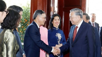 Tổng Bí thư Tô Lâm gặp gỡ cán bộ Đại sứ quán và cộng đồng người Việt Nam tại Lào
