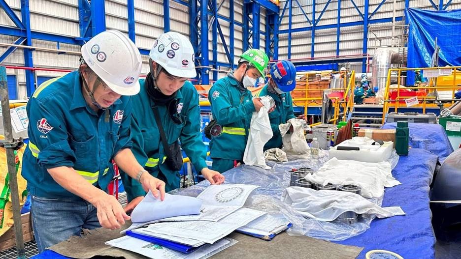 Kỹ sư, công nhân LILAMA tham gia thi công lắp đặt nhà máy