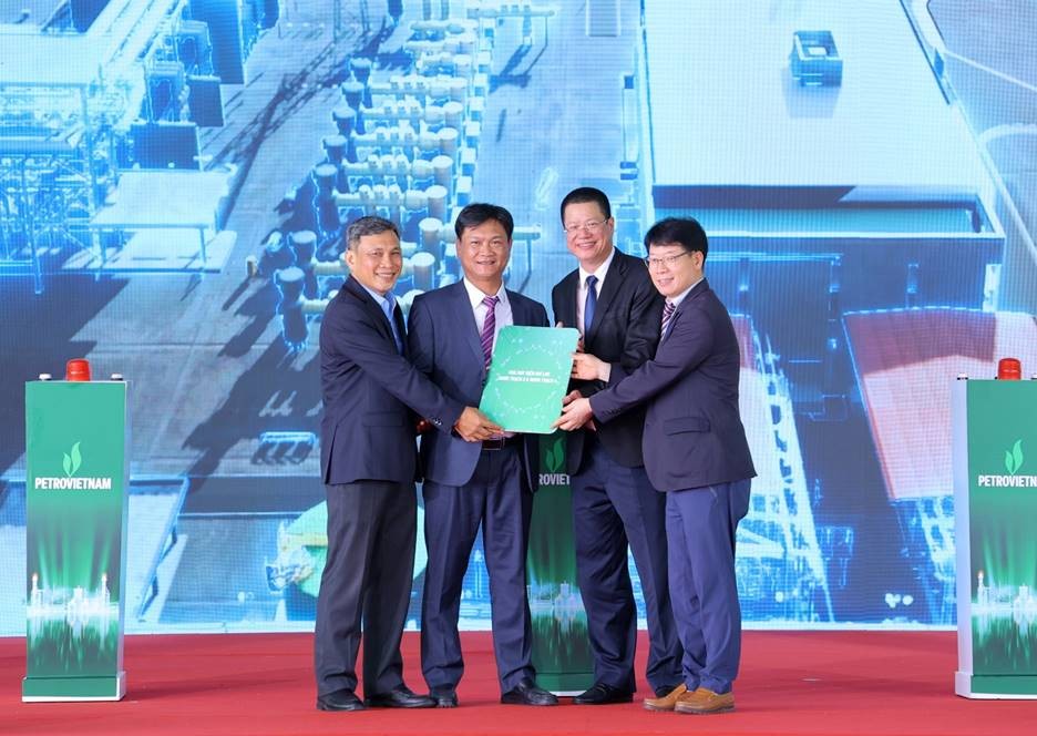 Nghi thức bàn giao chìa khoá vận hành nhà máy điện Nhơn Trạch 3&4 cho chủ đầu tư. 