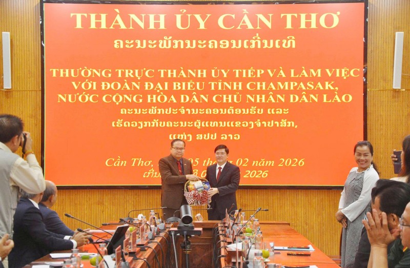 Đoàn đại biểu tỉnh Champasak (Lào) thăm, chúc Tết TP Cần Thơ