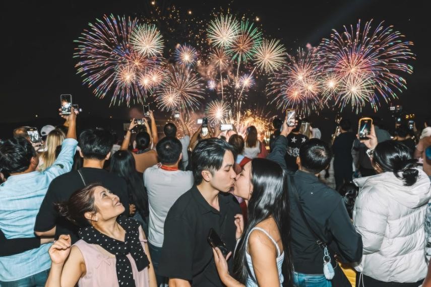 Pháo hoa trên biển Cần Giờ sẽ mang lại một cảm giác rất khác so với xem pháo hoa trong phố đông, khi cả bầu trời và mặt biển cùng bừng sáng trong khoảnh khắc