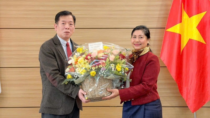 Đại sứ Lào tại Hàn Quốc Kaymany Ourlaboune tặng hoa chúc mừng Đại sứ Vũ Hồ và cán bộ Đại sứ quán Việt Nam tại Hàn Quốc nhân dịp Tết Nguyên đán Bính Ngọ 2026. Đại sứ Lào tại Hàn Quốc Kaymany Ourlaboune tặng hoa chúc mừng Đại sứ Vũ Hồ và cán bộ Đại sứ quán Việt Nam tại Hàn Quốc nhân dịp Tết Nguyên đán Bính Ngọ 2026.