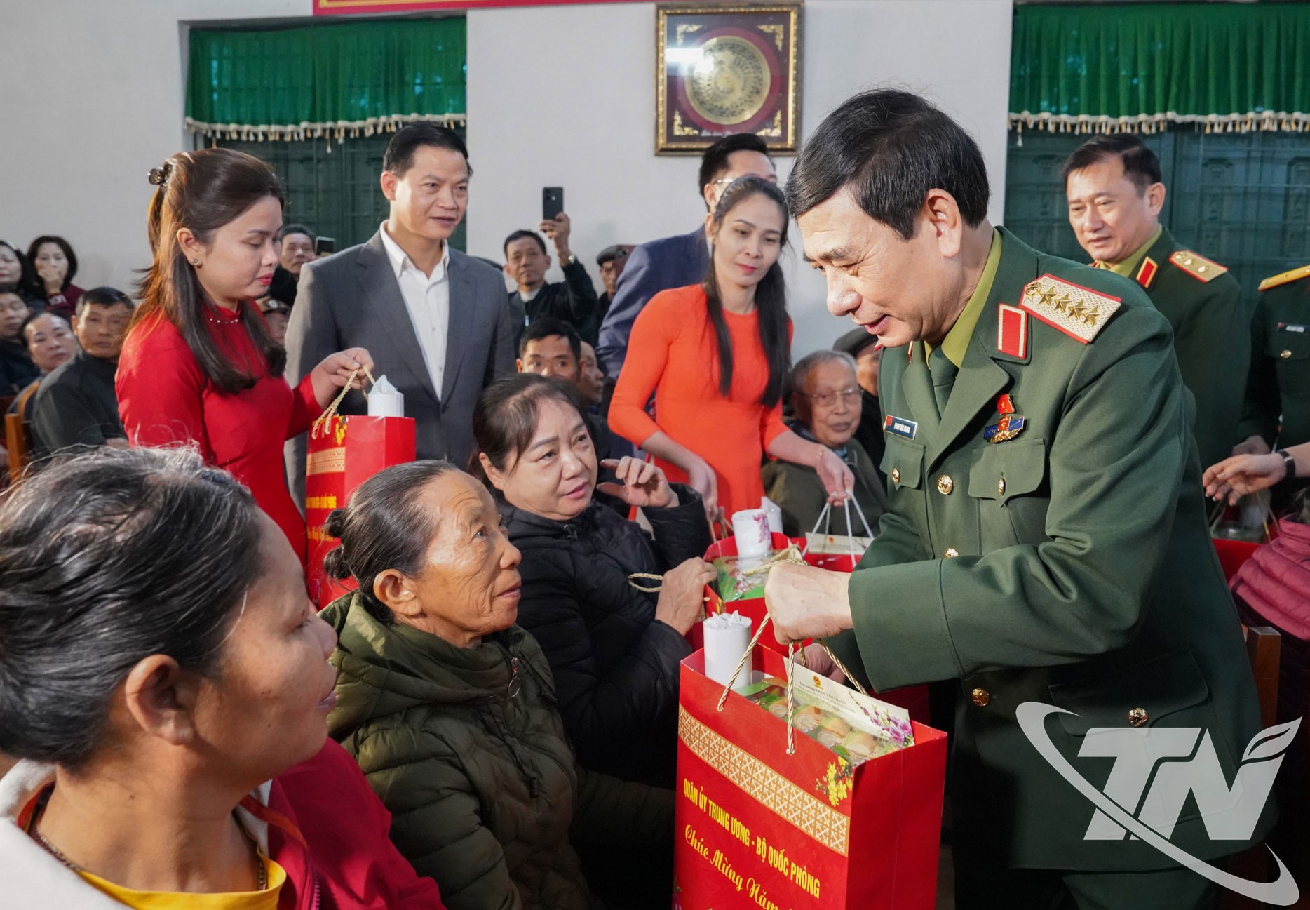 Đại tướng Phan Văn Giang tặng quà các hộ gia đình có hoàn cảnh khó khăn tại địa phương.