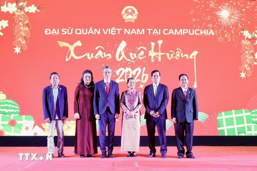 Đại sứ Nguyễn Minh Vũ và phu nhân cùng các lãnh đạo Campuchia và đại diện cộng đồng người Việt tại Campuchia. (Ảnh: Quang Anh/TTXVN)