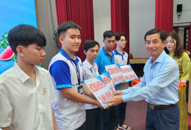 Cần Thơ: Trao học bổng khuyến học, khuyến tài “Lương Định Của” cho sinh viên hiếu học tiêu biểu Cần Thơ: Trao học bổng khuyến học, khuyến tài “Lương Định Của” cho sinh viên hiếu học tiêu biểu