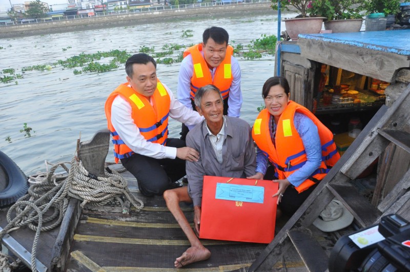 Cần Thơ tổ chức đoàn thăm, tặng quà tiểu thương Chợ nổi Cái Răng dịp Tết Bính Ngọ 2026