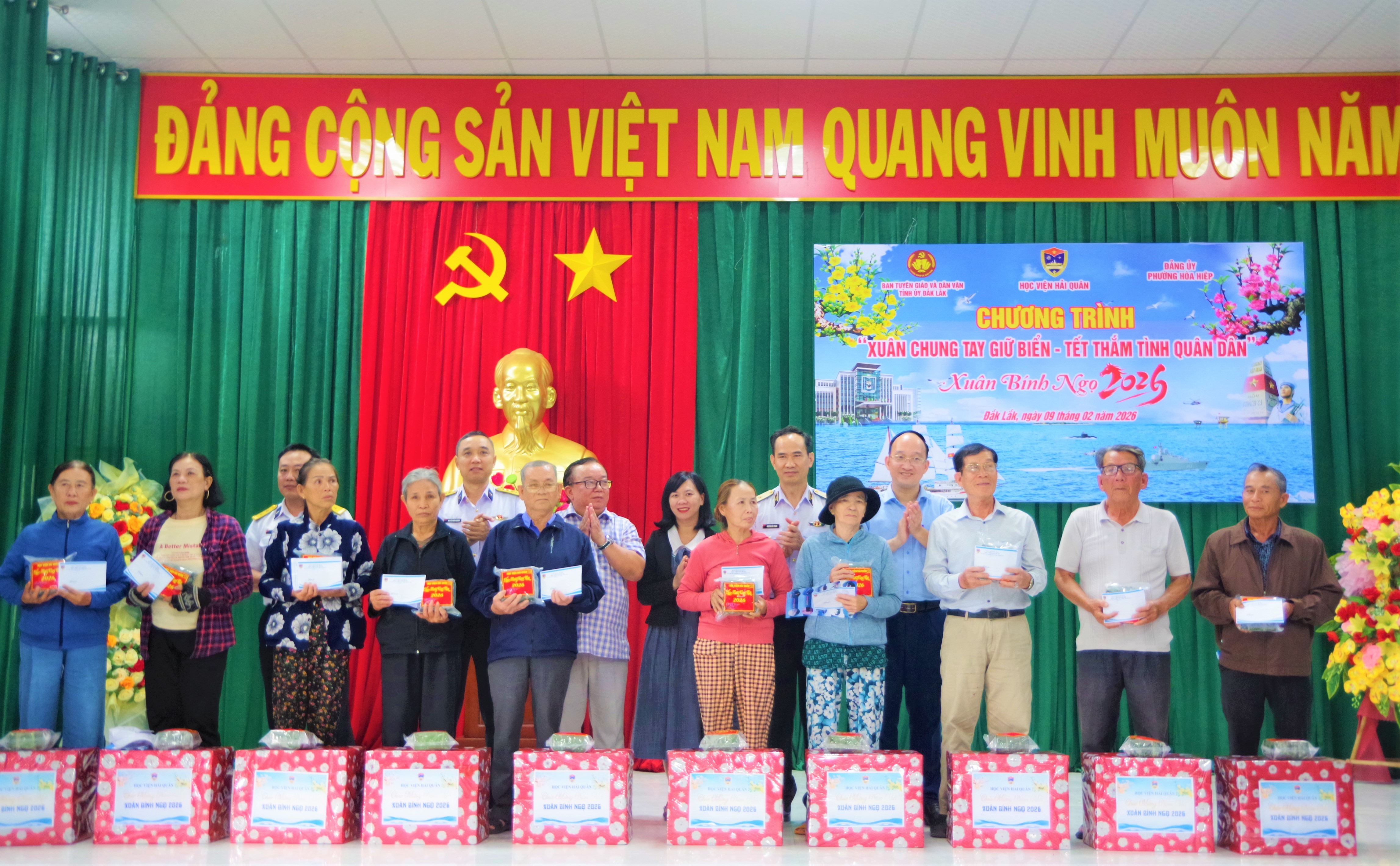 “Xuân chung tay giữ biển - Tết thắm tình quân dân” “Xuân chung tay giữ biển - Tết thắm tình quân dân”