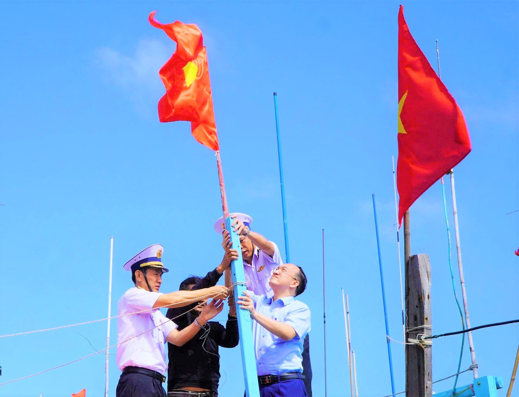 “Xuân chung tay giữ biển - Tết thắm tình quân dân” “Xuân chung tay giữ biển - Tết thắm tình quân dân”