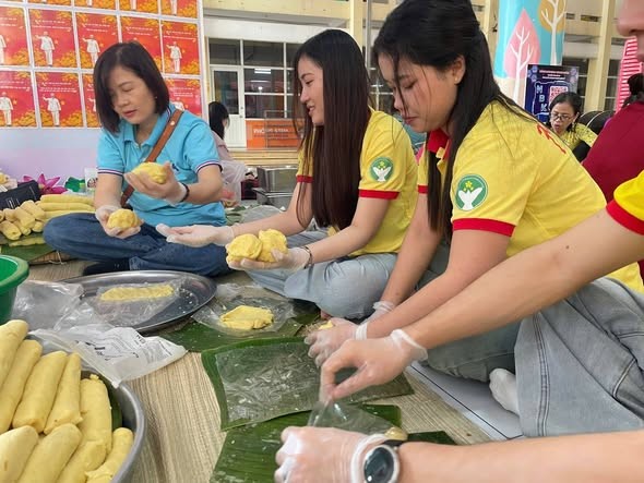 Lưu học sinh Lào, Campuchia tìm hiểu Tết cổ truyền Việt Nam Lưu học sinh Lào, Campuchia tìm hiểu Tết cổ truyền Việt Nam
