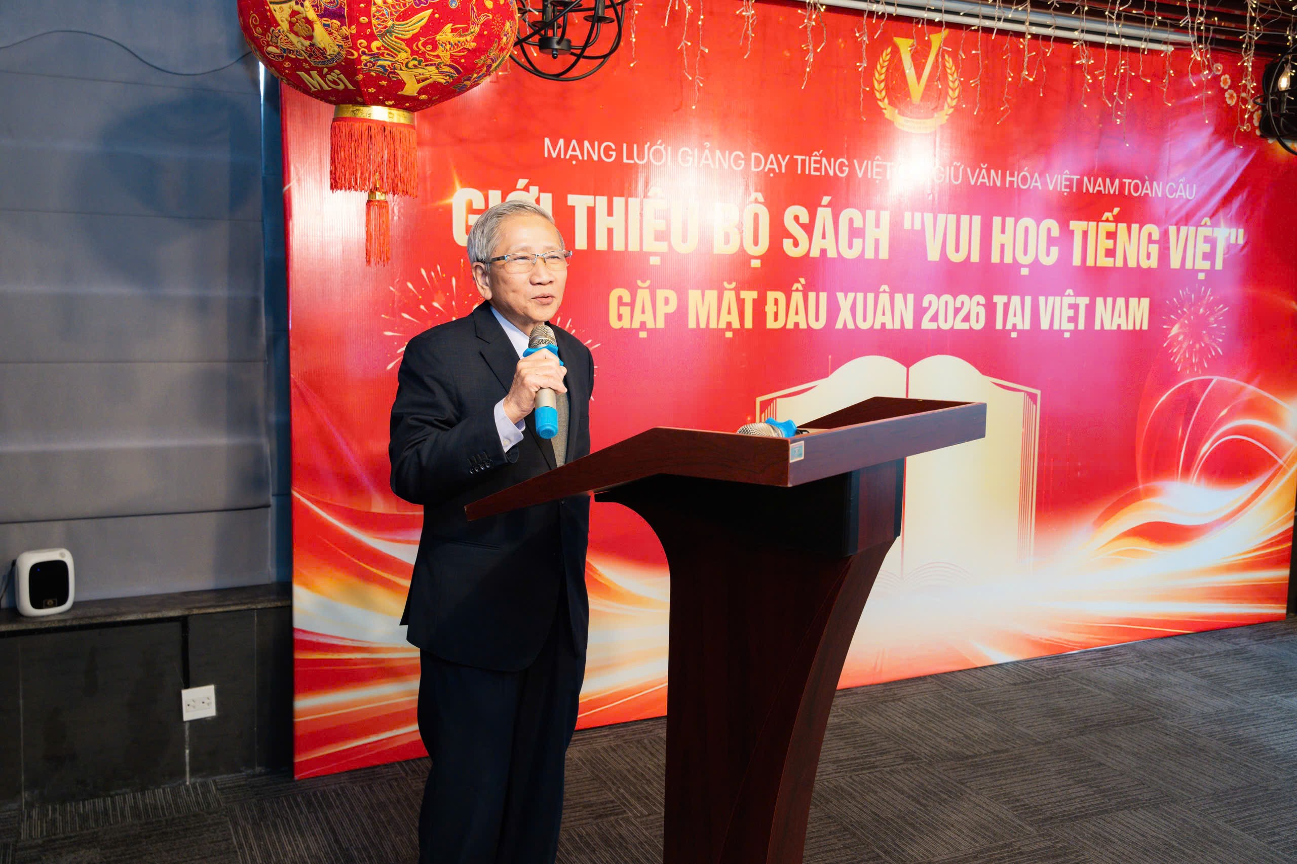 Giới thiệu bộ sách Vui học tiếng Việt cho kiều bào