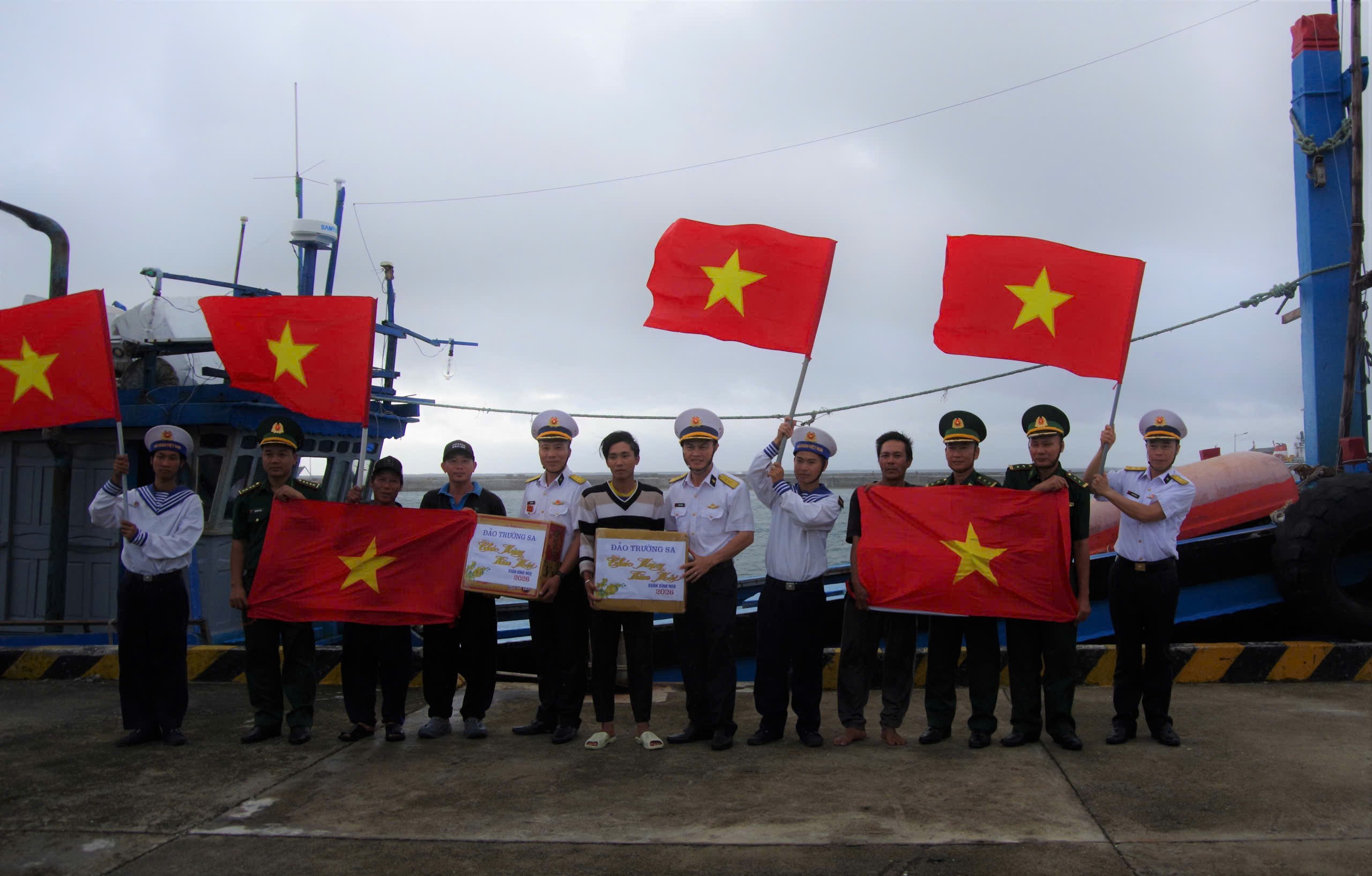 Đảo Trường Sa trao quà Tết cho ngư dân tàu cá Gia Lai