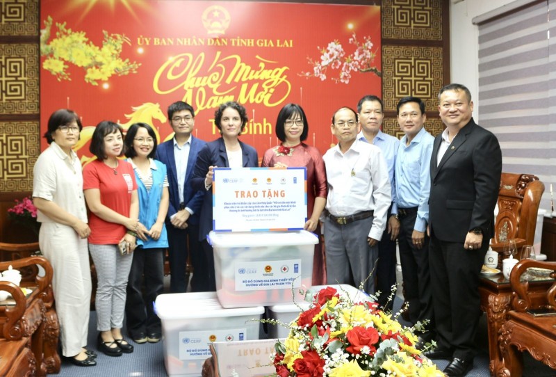 Đoàn công tác UNDP tại Việt Nam đã trao tặng một số phần quà hỗ trợ người dân bị ảnh hưởng bởi thiên tai trên địa bàn tỉnh Gai Lai. (Ảnh: Ngọc Minh/gialai.gov.vn) Đoàn công tác UNDP tại Việt Nam đã trao tặng một số phần quà hỗ trợ người dân bị ảnh hưởng bởi thiên tai trên địa bàn tỉnh Gai Lai. (Ảnh: Ngọc Minh/gialai.gov.vn)