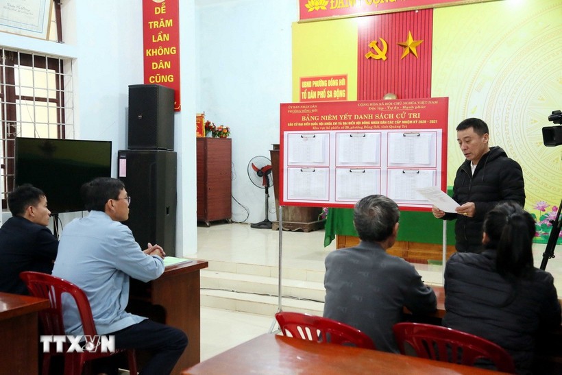 Các bước, trình tự về công tác bầu cử đại biểu Quốc hội khóa XVI và đại biểu HĐND các cấp nhiệm kỳ 2026-2031 được quán triệt tại các Tổ dân phố phường Đồng Hới (Quảng Trị). (Ảnh: