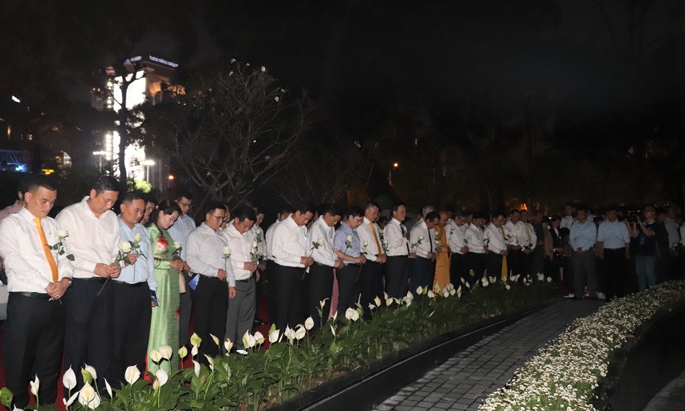 các đại biểu dành phút mặc niệm tưởng nhớ các nạn nhân Covid-19 các đại biểu dành phút mặc niệm tưởng nhớ các nạn nhân Covid-19