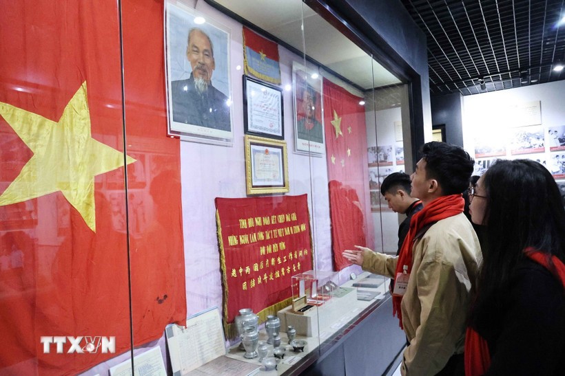 “Hành trình đỏ” kết nối tình hữu nghị thanh niên Việt Nam-Trung Quốc “Hành trình đỏ” kết nối tình hữu nghị thanh niên Việt Nam-Trung Quốc