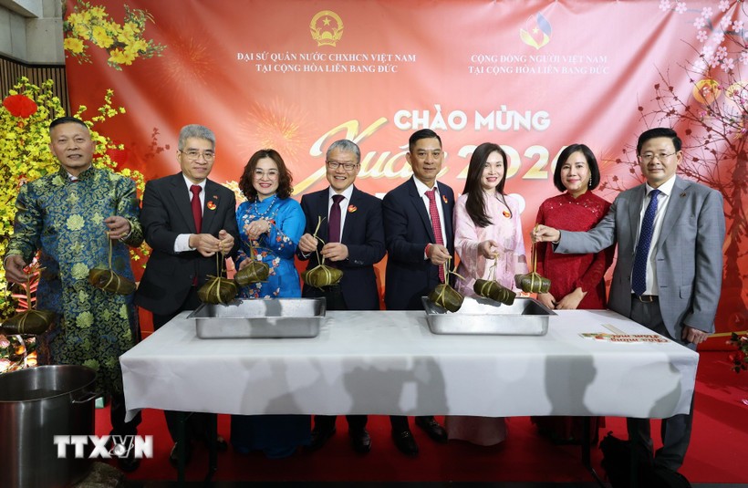 Đại sứ Nguyễn Đắc Thành (thứ2, bên trái), Phu nhân và các vị khách vớt bánh chưng mở đầu buổi lễ. (Ảnh: Thu Hằng/TTXVN) Đại sứ Nguyễn Đắc Thành (thứ2, bên trái), Phu nhân và các vị khách vớt bánh chưng mở đầu buổi lễ. (Ảnh: Thu Hằng/TTXVN)