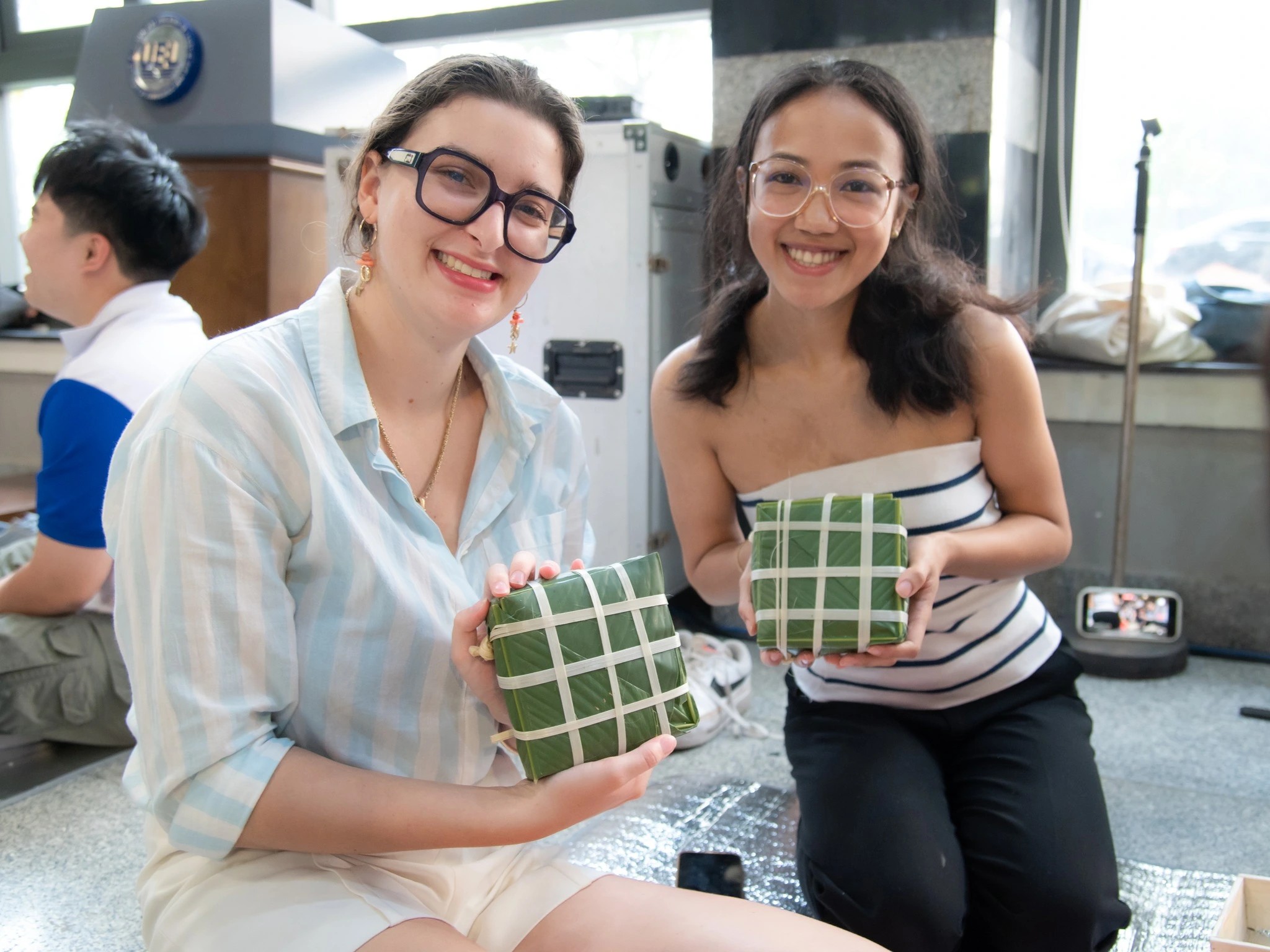 Sinh viên Pháp gói bánh chưng tại Trường ĐH Kinh tế - Luật (Đại học Quốc gia TP.HCM) Sinh viên Pháp gói bánh chưng tại Trường ĐH Kinh tế - Luật (Đại học Quốc gia TP.HCM)