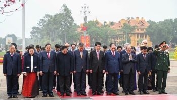 lanh dao dang nha nuoc vao lang vieng bac nhan dip tet nguyen dan binh ngo