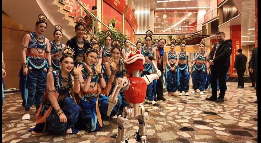 Robot Bumi xuất hiện tại hậu trường buổi tổng duyệt Gala Mừng Xuân của CMG