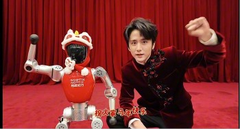 robot bumi xuat hien tai hau truong buoi tong duyet gala mung xuan cua cmg