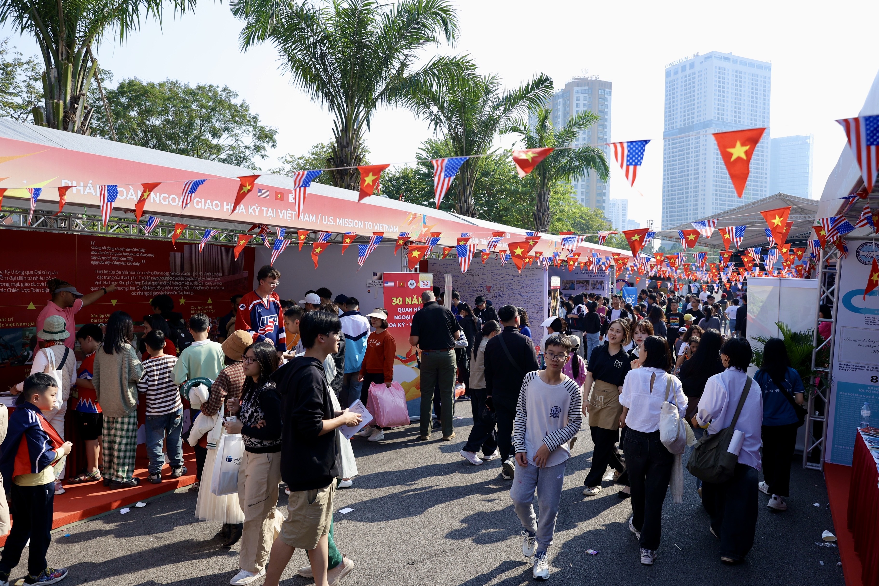 Chương trình Giao lưu hữu nghị Việt Nam - Hoa Kỳ tổ chức tại Công viên Cầu Giấy (Hà Nội) ngày 23/11/2025 thu hút đông đảo người dân và bạn bè quốc tế đến trải nghiệm văn hóa, ẩm thực và sản phẩm hai nước. (Ảnh: Đinh Hòa)