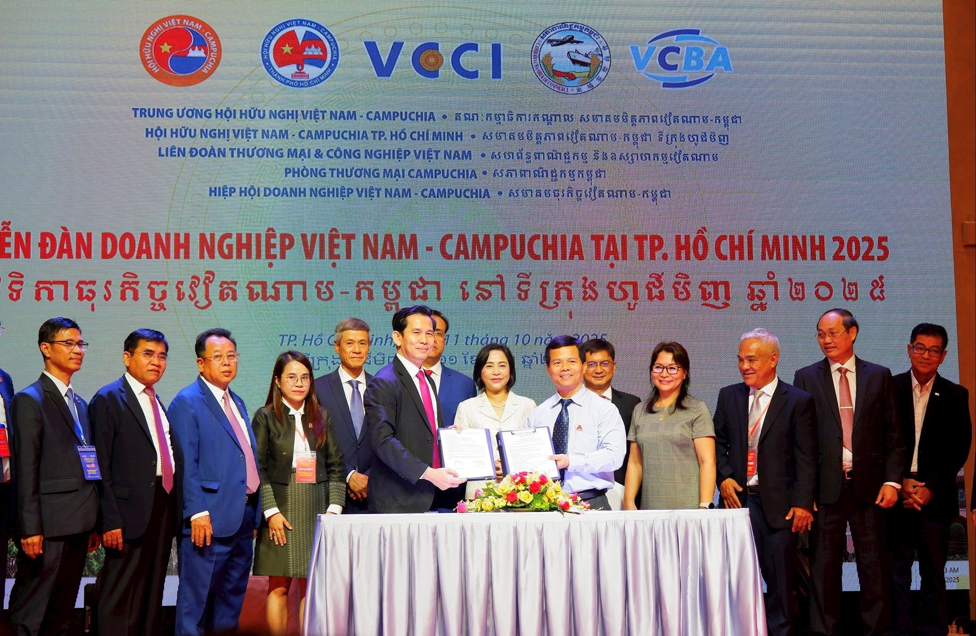 Lễ ký kết Biên bản ghi nhớ hợp tác giữa doanh nghiệp Việt Nam và doanh nghiệp Campuchia tại Diễn đàn Doanh nghiệp Việt Nam - Campuchia, ngày 11/10/2025 tại Thành phố Hồ Chí Minh. (Ảnh: Báo Đại biểu nhân dân)