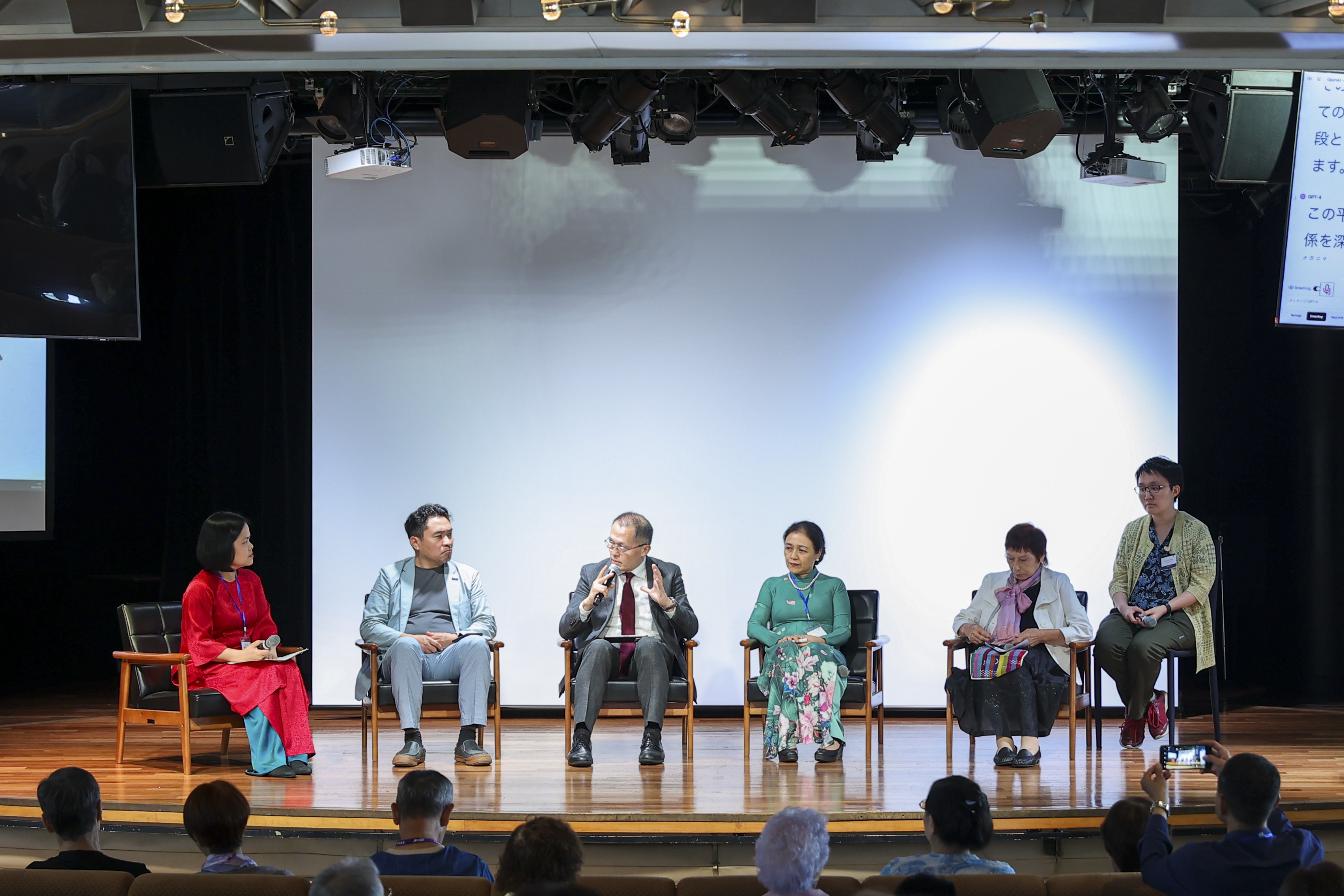 Các khách mời tham gia Chương trình giao lưu “Viết tiếp câu chuyện hòa bình”. (Ảnh: Đinh Hòa)