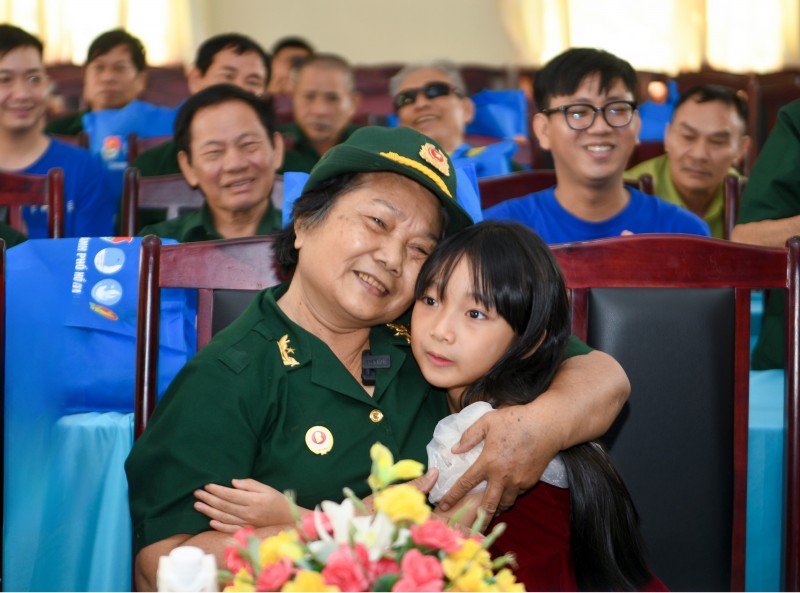 Ảnh 2A hoặc Ảnh 2B: Nụ cười của các cựu chiến binh tại Trung tâm Điều dưỡng Thương binh và Người có công Long Đất ngày đoàn nhân viên Vinamilk ghé thăm (Ảnh: Minh Anh). Ảnh 2A hoặc Ảnh 2B: Nụ cười của các cựu chiến binh tại Trung tâm Điều dưỡng Thương binh và Người có công Long Đất ngày đoàn nhân viên Vinamilk ghé thăm (Ảnh: Minh Anh).