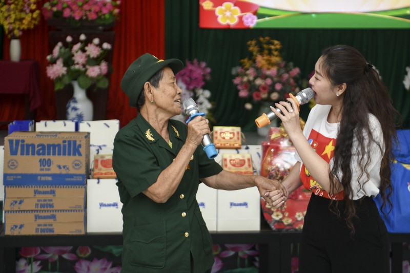 Ảnh 2C hoặc Ảnh 2D: Các cựu chiến binh cùng hòa giọng trong các các khúc hào hùng về người lính (Ảnh: Minh Anh). Ảnh 2C hoặc Ảnh 2D: Các cựu chiến binh cùng hòa giọng trong các các khúc hào hùng về người lính (Ảnh: Minh Anh).