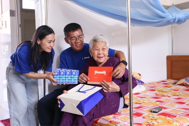 Ảnh 3A, 3B, 3C hoặc 3D: Hàng trăm món quà dinh dưỡng đã được cán bộ, nhân viên Vinamilk từ nhiều đơn vị trao gửi trực tiếp đến 193 thương – bệnh binh đang điều dưỡng tại các trung tâm chăm sóc người có công ở TP.HCM, Ninh Bình, Đà Nẵng (Ảnh: Minh Anh). Ảnh 3A, 3B, 3C hoặc 3D: Hàng trăm món quà dinh dưỡng đã được cán bộ, nhân viên Vinamilk từ nhiều đơn vị trao gửi trực tiếp đến 193 thương – bệnh binh đang điều dưỡng tại các trung tâm chăm sóc người có công ở TP.HCM, Ninh Bình, Đà Nẵng (Ảnh: Minh Anh).