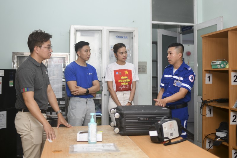 Ảnh 4A: Bác sĩ Từ Hiển Duy trong ca trực những ngày cận Tết (Ảnh: Minh Anh). (Hoặc) Ảnh 4B: Bác sĩ Từ Hiển Duy chia sẻ về công việc của một bác sĩ cấp cứu ngoại viện (Ảnh: Minh Anh). Ảnh 4A: Bác sĩ Từ Hiển Duy trong ca trực những ngày cận Tết (Ảnh: Minh Anh). (Hoặc) Ảnh 4B: Bác sĩ Từ Hiển Duy chia sẻ về công việc của một bác sĩ cấp cứu ngoại viện (Ảnh: Minh Anh).