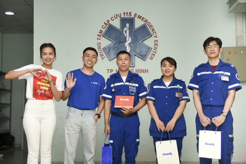 Ảnh 5: Hoa hậu Ngọc Châu và đại diện Vinamilk gửi phần quà dinh dưỡng đến các bác sĩ tại Trung tâm cấp cứu 115 TP.HCM (Ảnh: Minh Anh). Ảnh 5: Hoa hậu Ngọc Châu và đại diện Vinamilk gửi phần quà dinh dưỡng đến các bác sĩ tại Trung tâm cấp cứu 115 TP.HCM (Ảnh: Minh Anh).