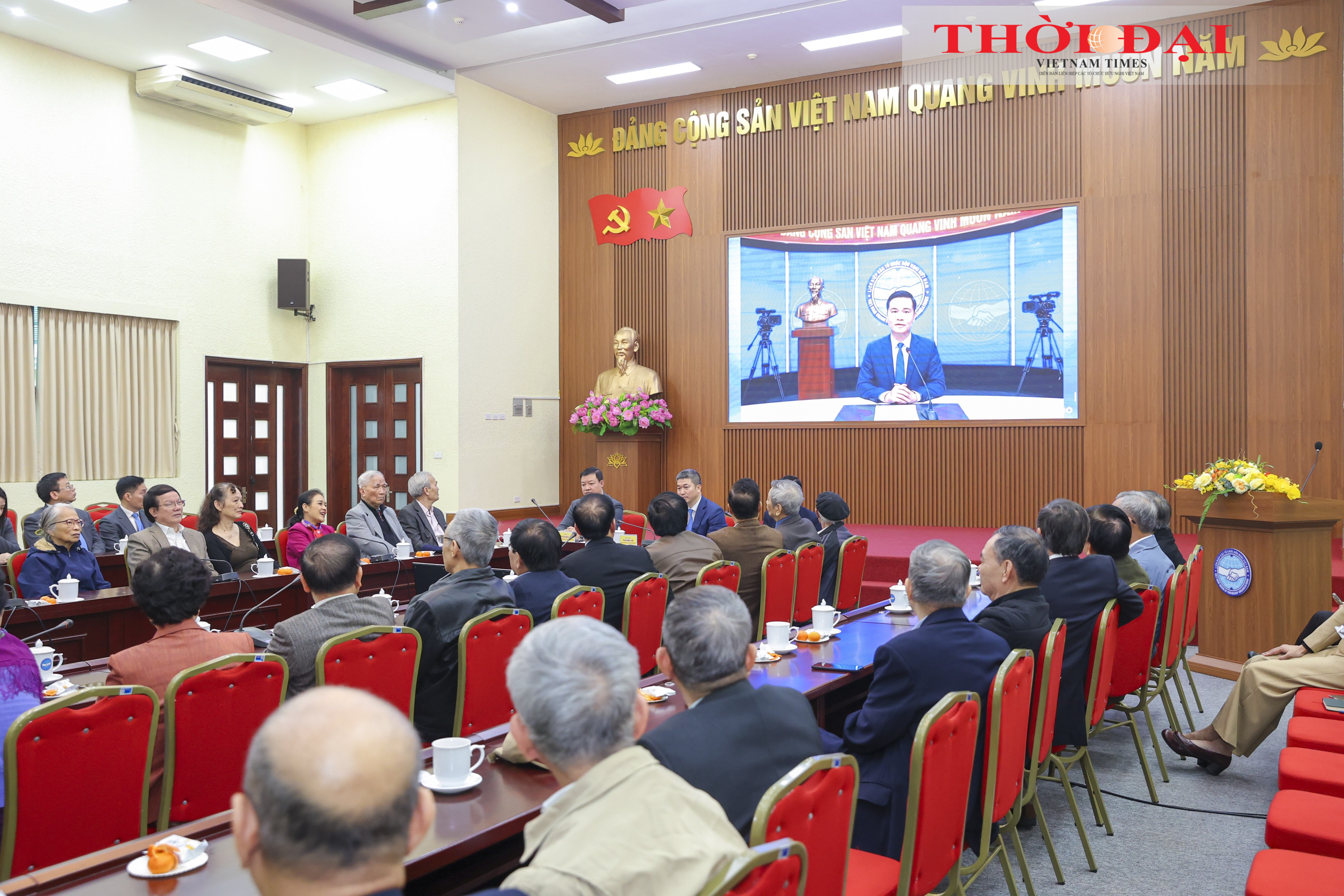 Lãnh đạo, nguyên lãnh đạo và cán bộ Liên hiệp các tổ chức hữu nghị Việt Nam qua các thời kỳ theo dõi video clip tổng kết kết quả công tác năm 2025, trong đó có ứng dụng trí tuệ nhân tạo. (Ảnh: Đinh Hòa)